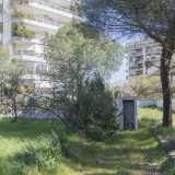 Scrutiamo al di l� della cancellata e ci� che vediamo immersa nell�erba altissima � lo scheletro di una costruzione iniziata e mai finita. Anche se qualcosa sembra essere stato completato: un piccolissimo water coperto da una struttura aperta che giace isolato sul campo